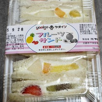 季節の新鮮なフルーツにあふれる果物専門店ヤオイソ